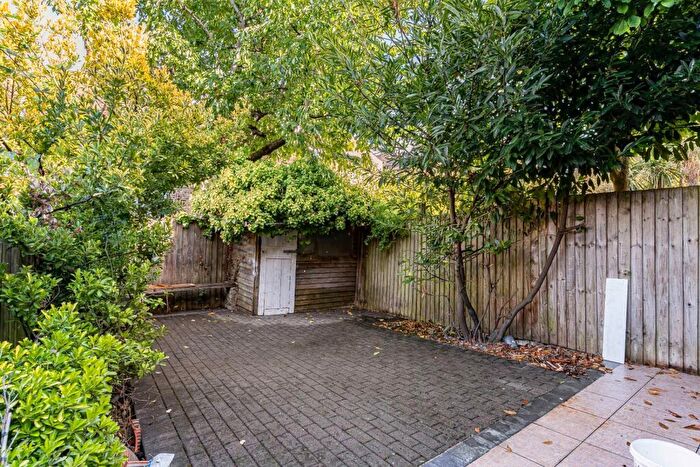 3 Bedroom Flat For Sale In Shenley Road, London, SE5