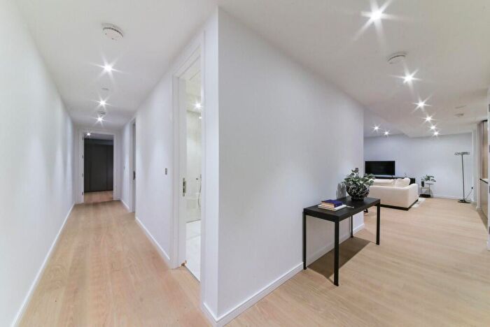 2 Bedroom Apartment To Rent In George Street, London, E14