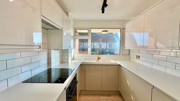 2 Bedroom Flat For Sale In Cantelupe Road, Bexhill-On-Sea, TN40