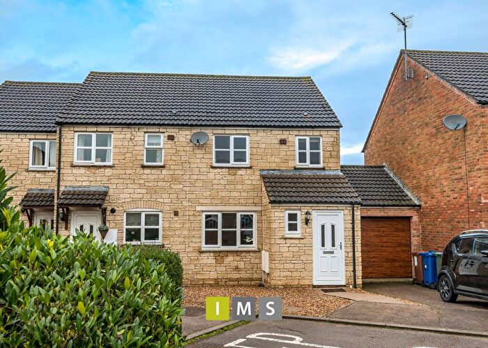 3 Bedroom Semi-Detached House For Sale In Whimbrel Close, Bicester, OX26