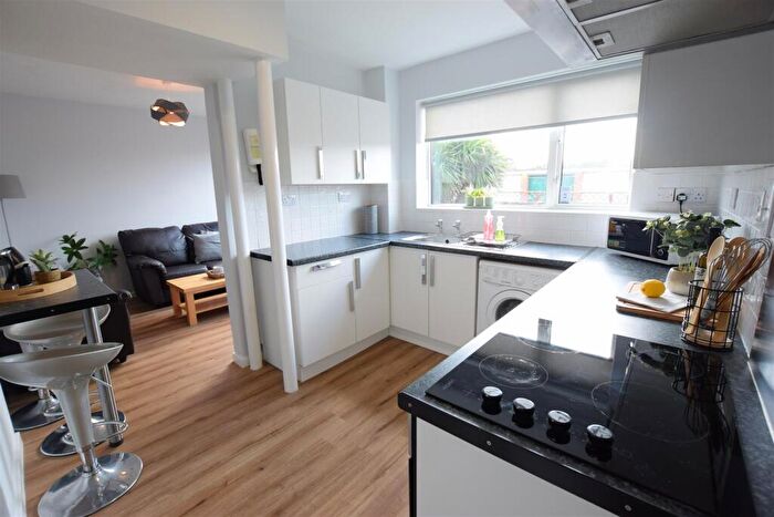 3 Bedroom Semi-Detached House To Rent In Mons Road - Student House - /, LN1