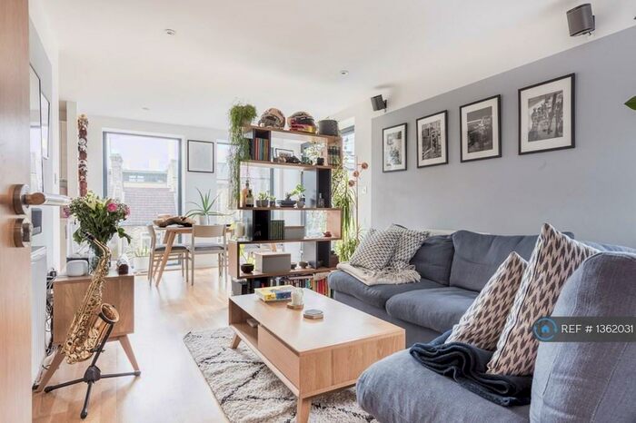 2 Bedroom Flat To Rent In Hayes Mews, London, SE8