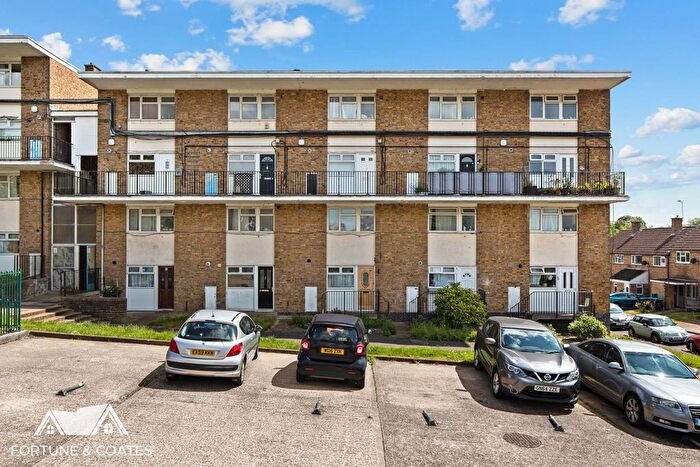 2 Bedroom Maisonette For Sale In Fold Croft, Harlow, CM20