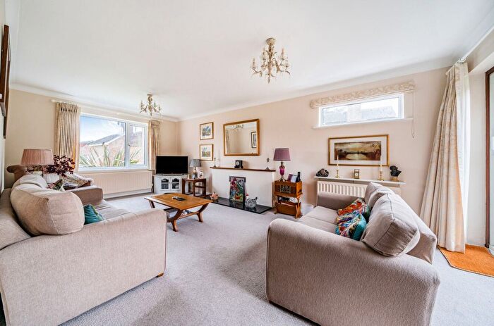 4 Bedroom Detached House For Sale In Broad Road, Hambrook, PO18