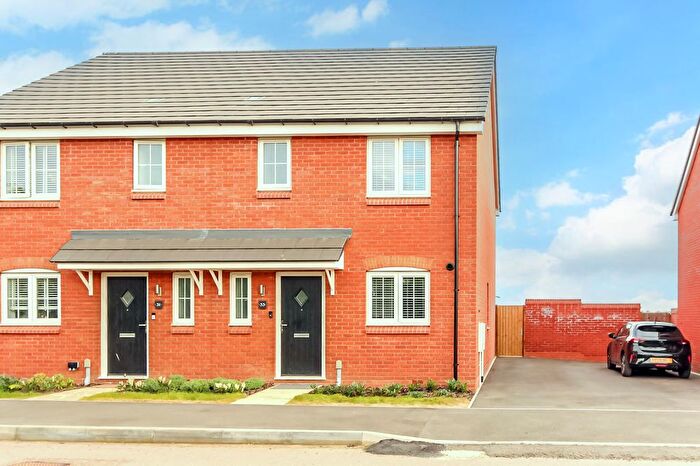 3 Bedroom Semi-Detached House For Sale In South Hill Lane, Wellingborough, NN8