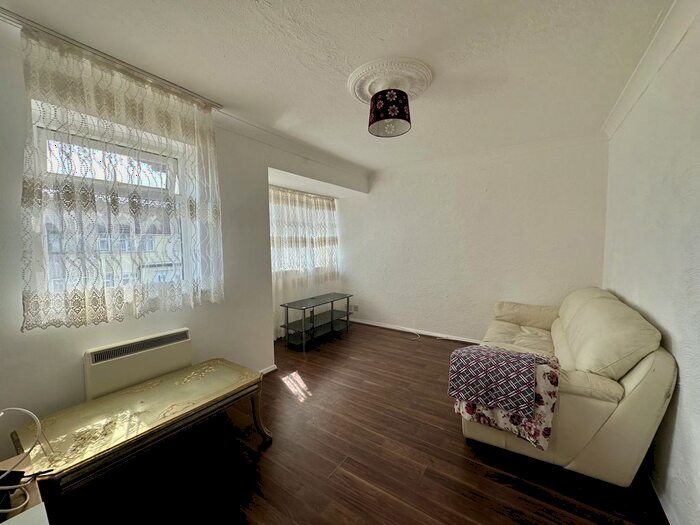 1 Bedroom Flat To Rent In Second Avenue, Dagenham, Essex, RM10