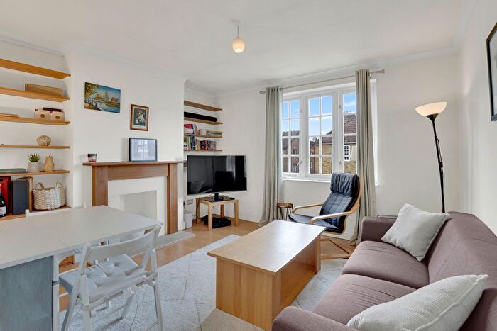 2 Bedroom Flat To Rent In Tower Court, Frogmore, SW18