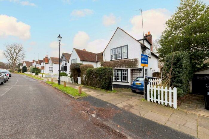 3 Bedroom Semi-Detached House To Rent In Village Road, Village Road, N3