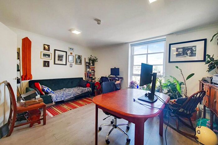1 Bedroom Flat To Rent In Navarino Road, London Fields, London, E8