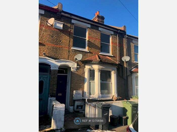 3 Bedroom Flat To Rent In Strathleven Road, London, SW2
