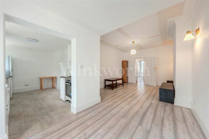 2 Bedroom Apartment To Rent In St. Johns Road, London, NW11