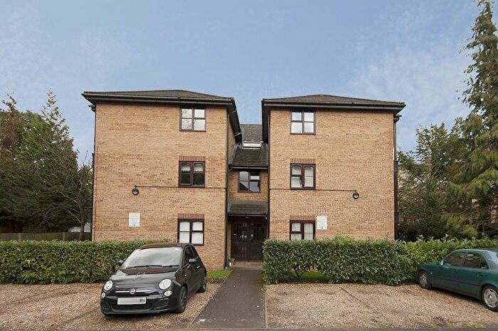 1 Bedroom Flat To Rent In Moorlands, Walton-on-Thames, KT12