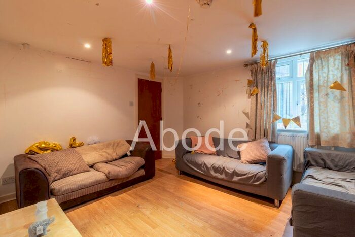 3 Bedroom Flat To Rent In Midland Road, Leeds, West Yorkshire, LS6