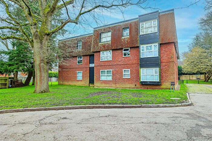 1 Bedroom Apartment For Sale In Windsor Close, Bovingdon, HP1