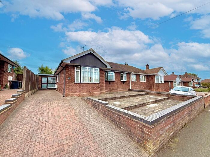 3 Bedroom Semi-Detached Bungalow For Sale In Sundown Avenue, Dunstable, LU5