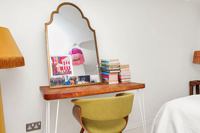 2 Bedroom Flat For Sale In Great Western Road, London, W11