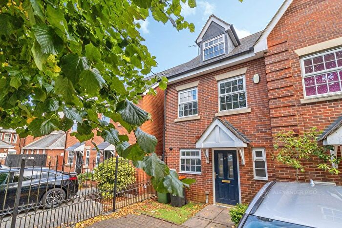 3 Bedroom End Of Terrace House To Rent In Friars Walk, Dunstable, Bedfordshire, LU6