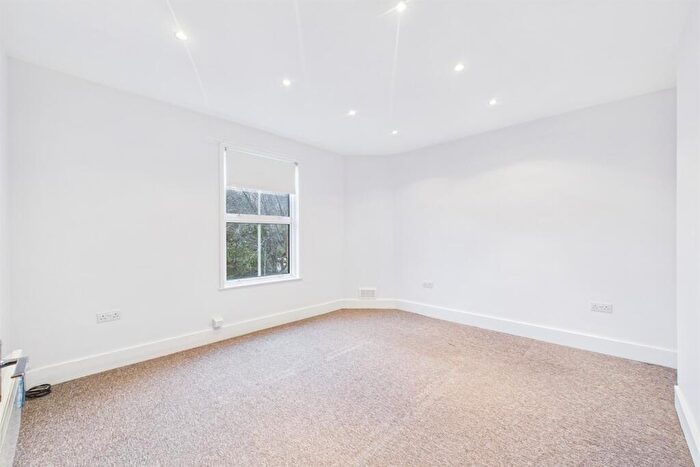 1 Bedroom Flat To Rent In Coombe Avenue, Croydon, CR0