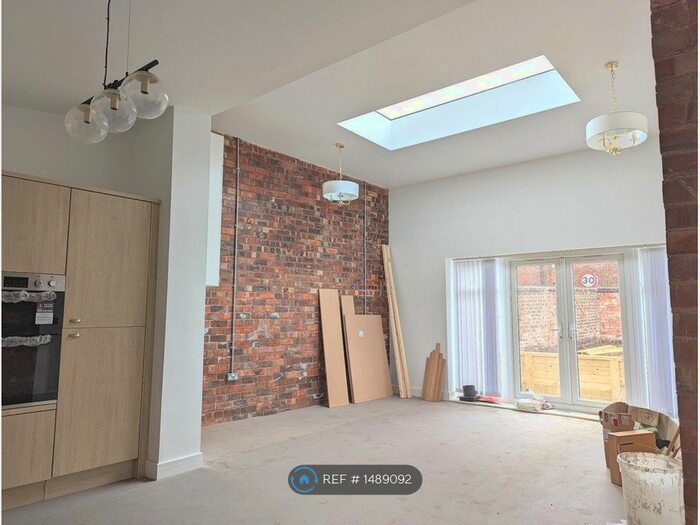 7 Bedroom Semi-Detached House To Rent In Godfrey Road, Salford, M6