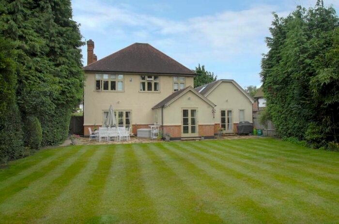 4 Bedroom Detached House To Rent In Walton-On-Thames, Surrey, KT12