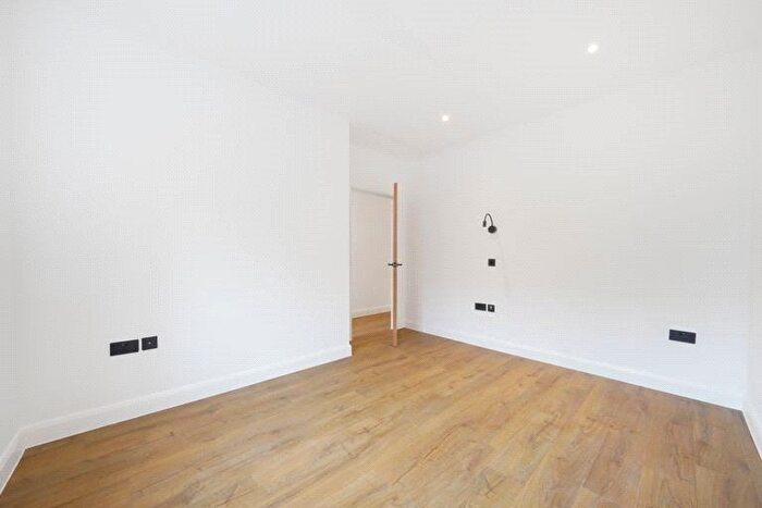 2 Bedroom Flat For Sale In Cranmer Avenue, London, Cranmer Avenue, London, W13