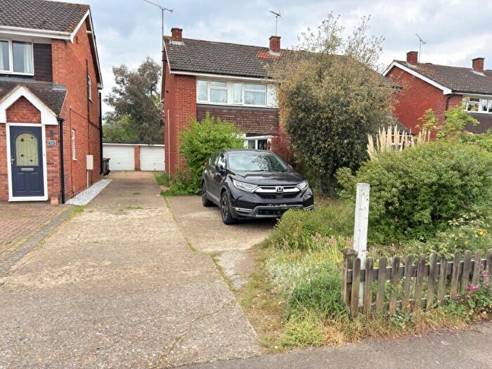 3 Bedroom Semi-Detached House For Sale In Vauxhall Drive, Woodley, Reading, Berkshire, RG5