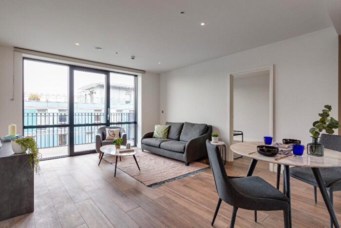 2 Bedroom Flat To Rent In Three Colts Lane, London, E2