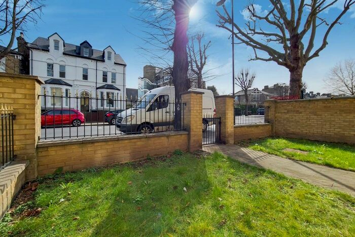 2 Bedroom Flat To Rent In Barry Road, East Dulwich, SE22