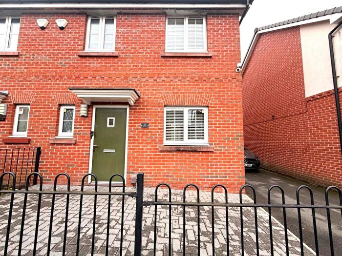3 Bedroom Semi Detached House For Sale In Elm Way, Chadderton, Oldham, OL9