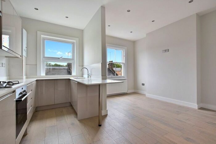 3 Bedroom Flat To Rent In Kilburn Lane, London, W10