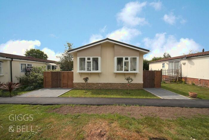 2 Bedroom Park Home For Sale In Kingsheath Park, Bower Heath Lane, Harpenden, Hertfordshire, AL5