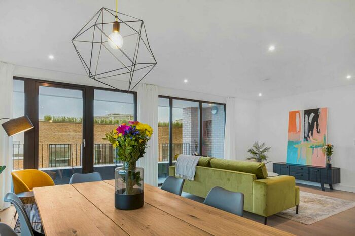 3 Bedroom House To Rent In - Hackney Rd, London, London, E2