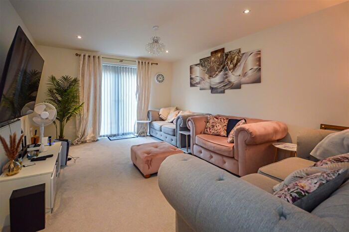 4 Bedroom Property For Sale In Bobbin Way, Wakefield, WF2