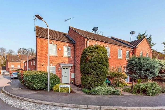 2 Bedroom End Of Terrace House To Rent In Rosebay, Wokingham, RG40