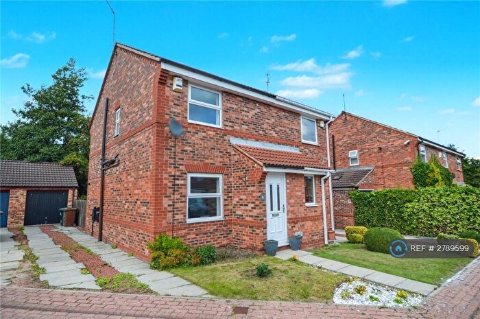 2 Bedroom Semi Detached House To Rent In Dunlin Fold, Leeds, LS10