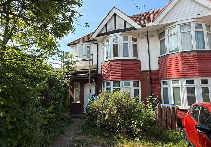 3 Bedroom Flat For Sale In A Westview Close, Neasden, London, NW10