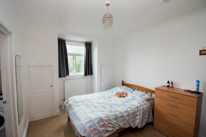 Studio To Rent In Warwick Road, London, SW5