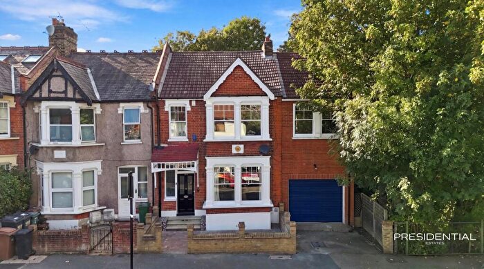 5 Bedroom End Of Terrace House For Sale In Beech Hall Road, Highams Park, E4