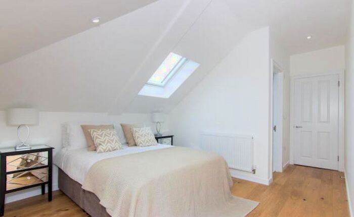 2 Bedroom Flat To Rent In Lime Grove, New Malden, KT3