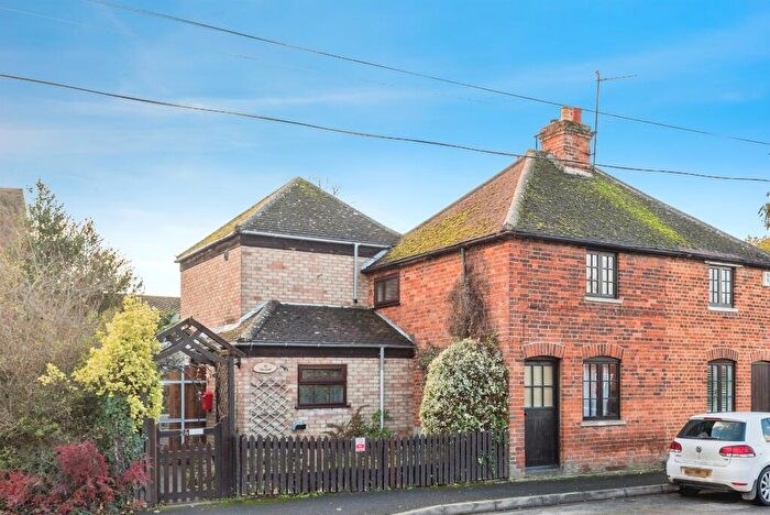 3 Bedroom Semi Detached House For Sale In Henley Road, Sandford-on-Thames, Oxford, OX4