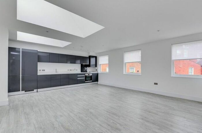 2 Bedroom Flat To Rent In Munster Road, London, SW6