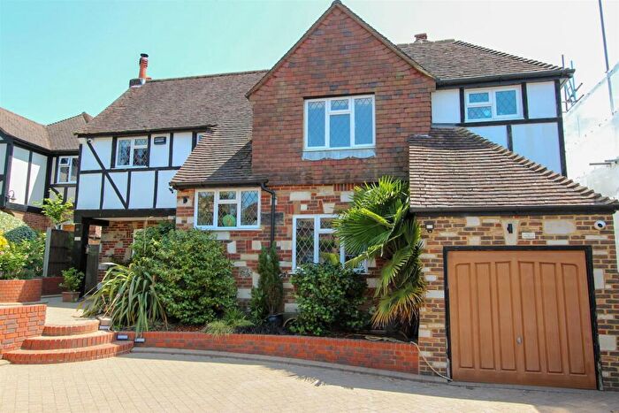 4 Bedroom Detached House For Sale In Kenilworth Close, Banstead, SM7