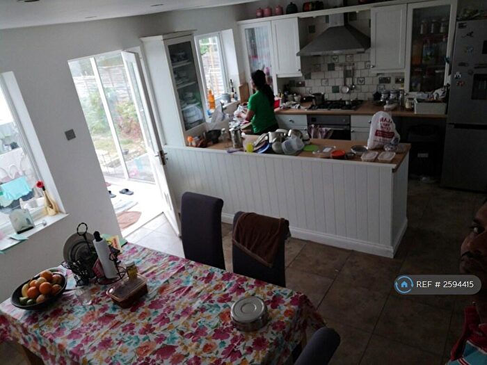 3 Bedroom Semi-Detached House To Rent In Shrivenham Road, Swindon, SN1