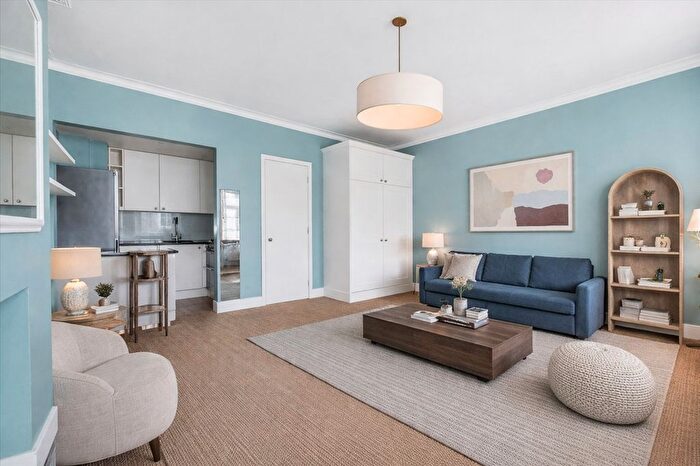 1 Bedroom Flat For Sale In Askew Road, Shepherd's Bush, W12