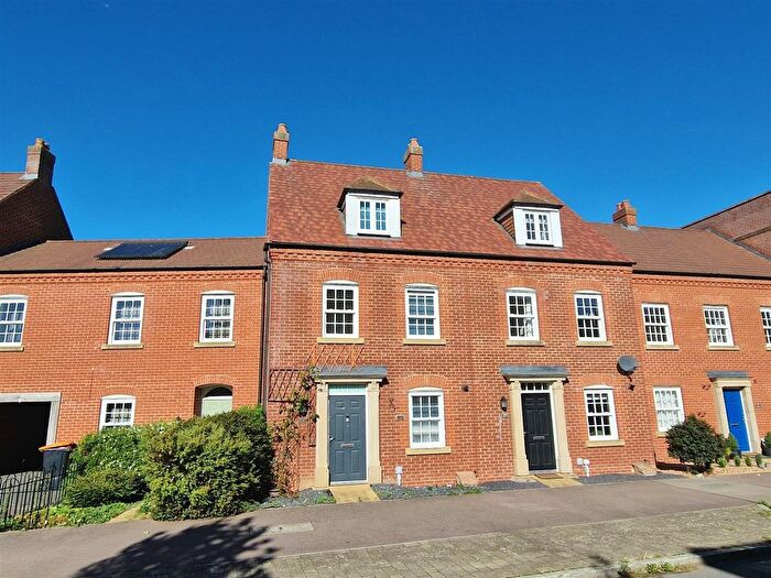 4 Bedroom Town House For Sale In Saxon Way, Great Denham, Bedford, MK40