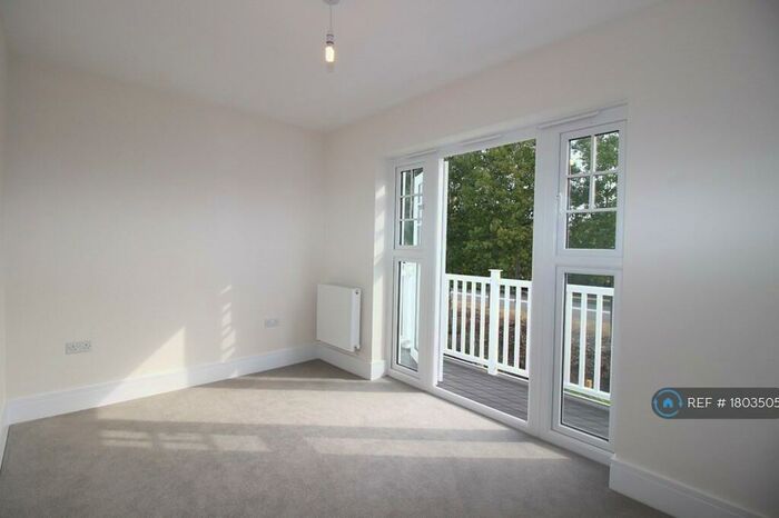 4 Bedroom Terraced House To Rent In Longwater Avenue, Reading, RG2