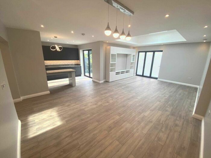 4 Bedroom Chalet To Rent In Woodstock Road, Bushey, WD23