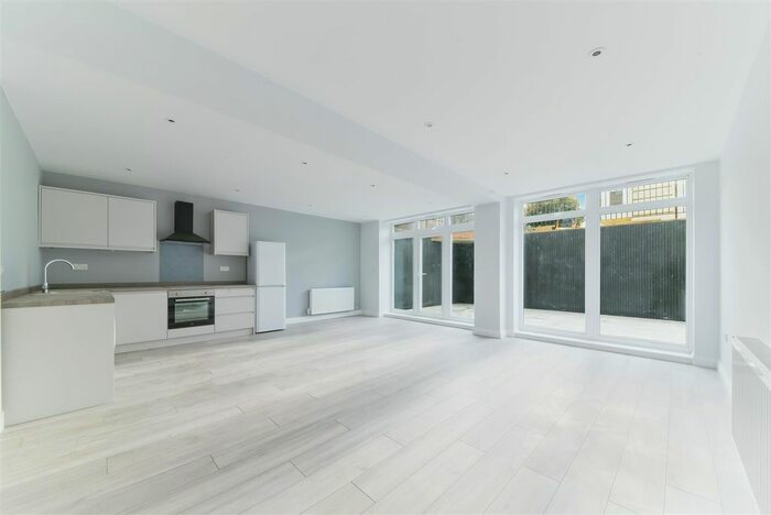 3 Bedroom Maisonette To Rent In Kingston Road, London, SW19