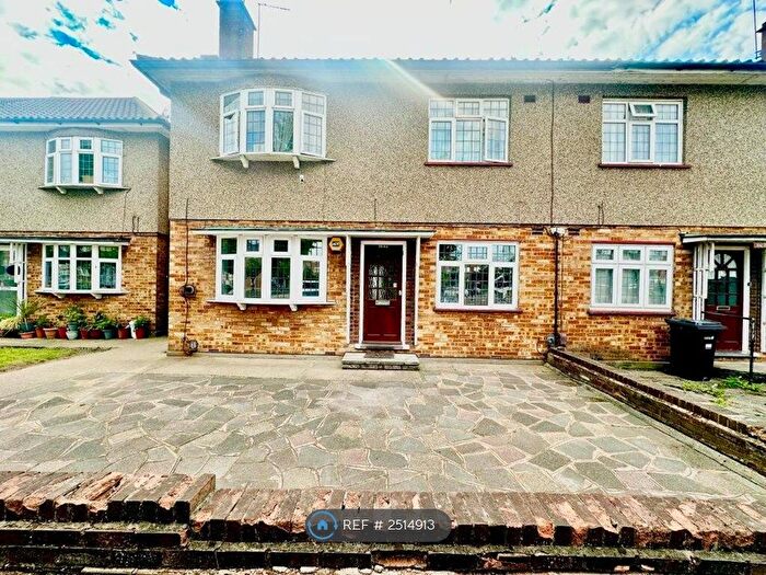 2 Bedroom Maisonette To Rent In Eastern Avenue, Ilford, IG2