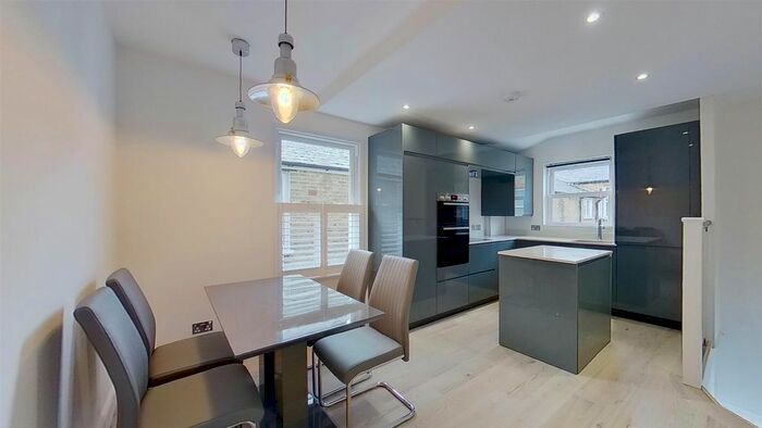 3 Bedroom Flat To Rent In Farlton Road, London, SW18